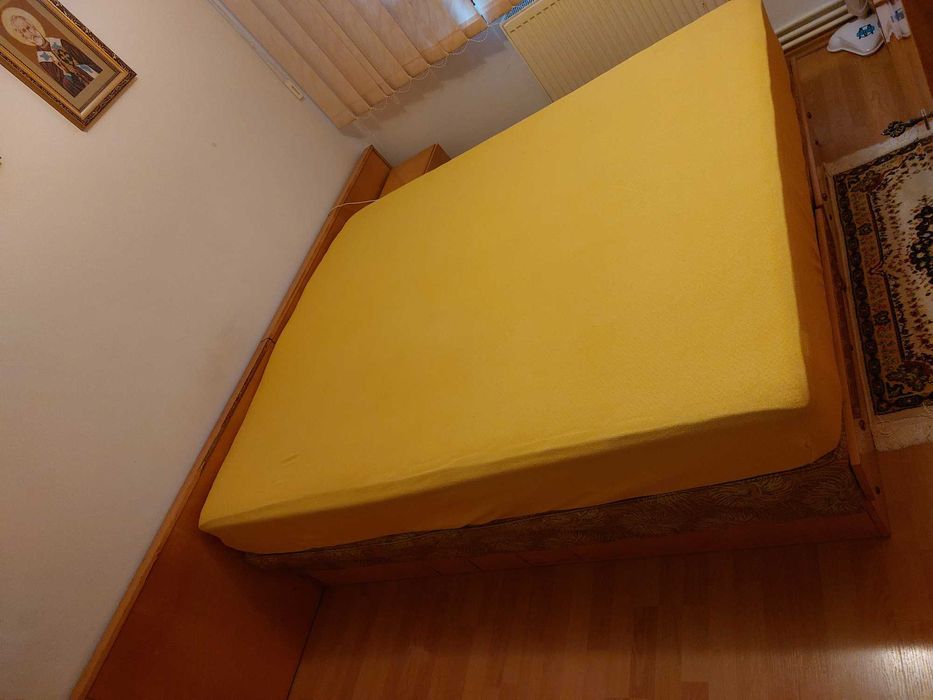 Pat cu 2 noptiere si saltea