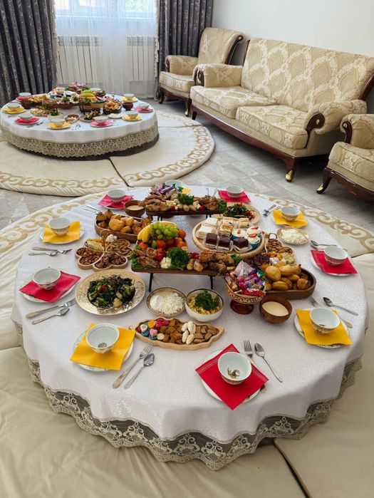 Жер стол көрпелерімен