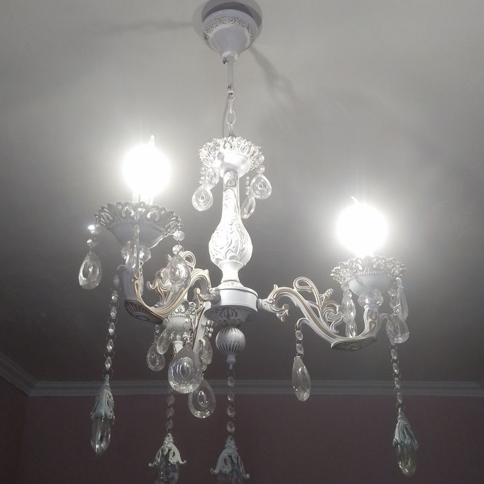 Люстра керамическая белая с золотыми орнаментами и хрустальными  бисер