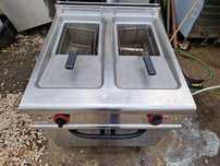 Friteuza electrica la 380v, de putere, cu banc