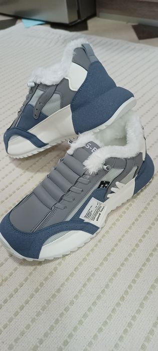 Чисто нови маратонки,есенно зимни , с пух. 40 номер