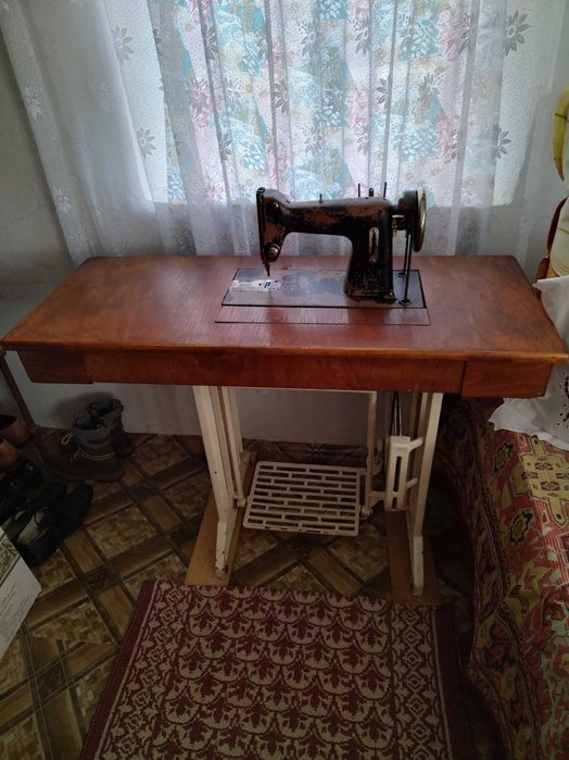 Vand o masina de cusut zingher si una de brodat