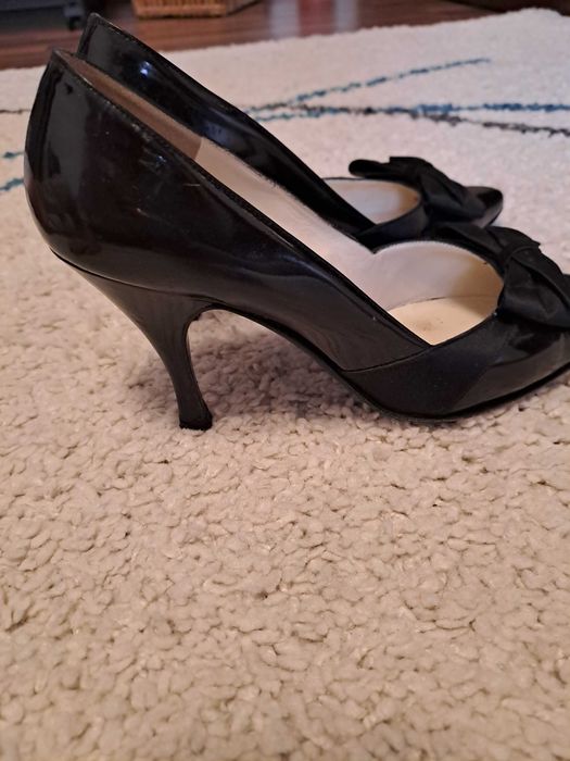 Pantofi eleganti negri, de lac,stare buna, mar. 37, 100 lei