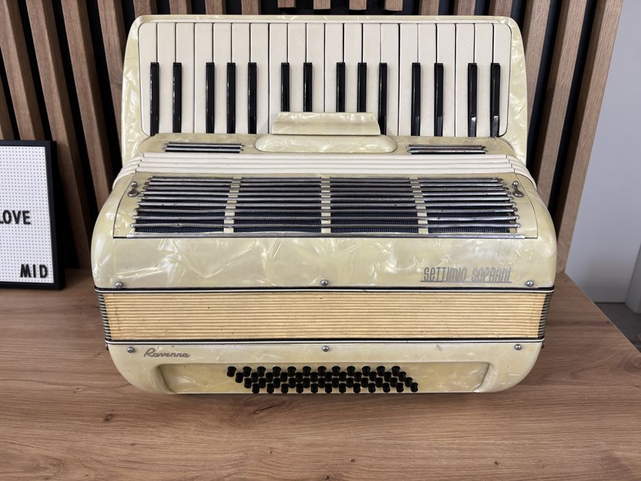 Vand acordeon Italian Septimio Soprani cu 48 de basi