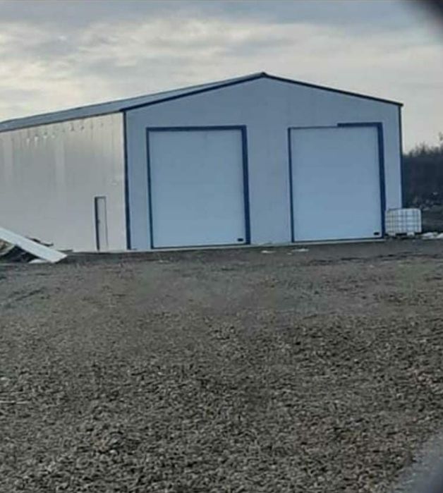 Vand hală metalică de dimensiuni 10x15x4 metri și 10x8x4 metri. Hala e
