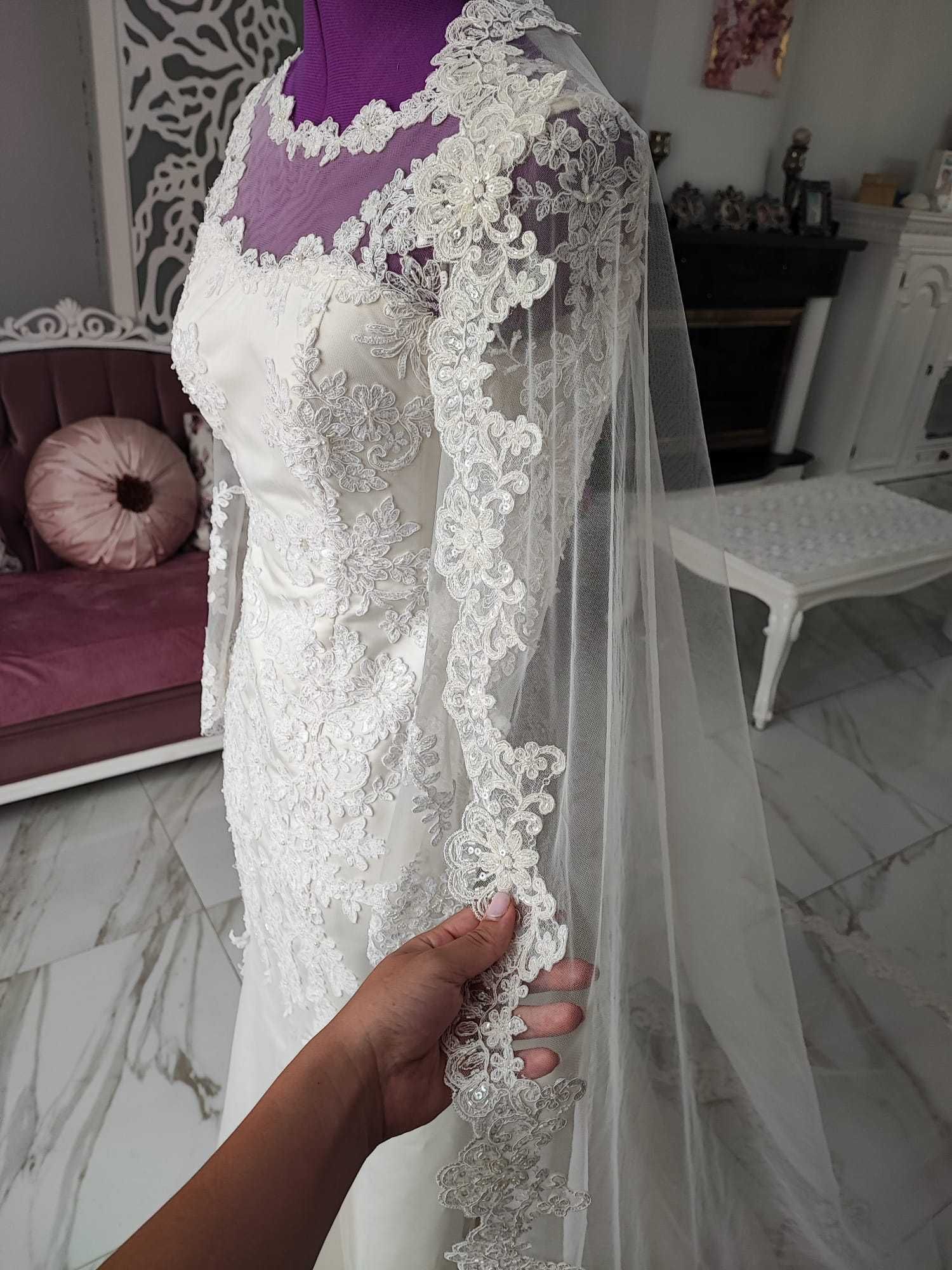Rochie de mireasa sirenă cu trena si voal spaniol