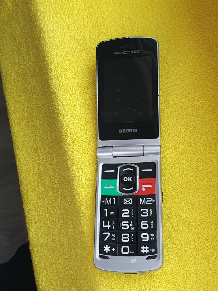 Telefon cu clapeta cu butoane si display mare.