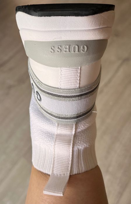 Sneakers guess aproape noi