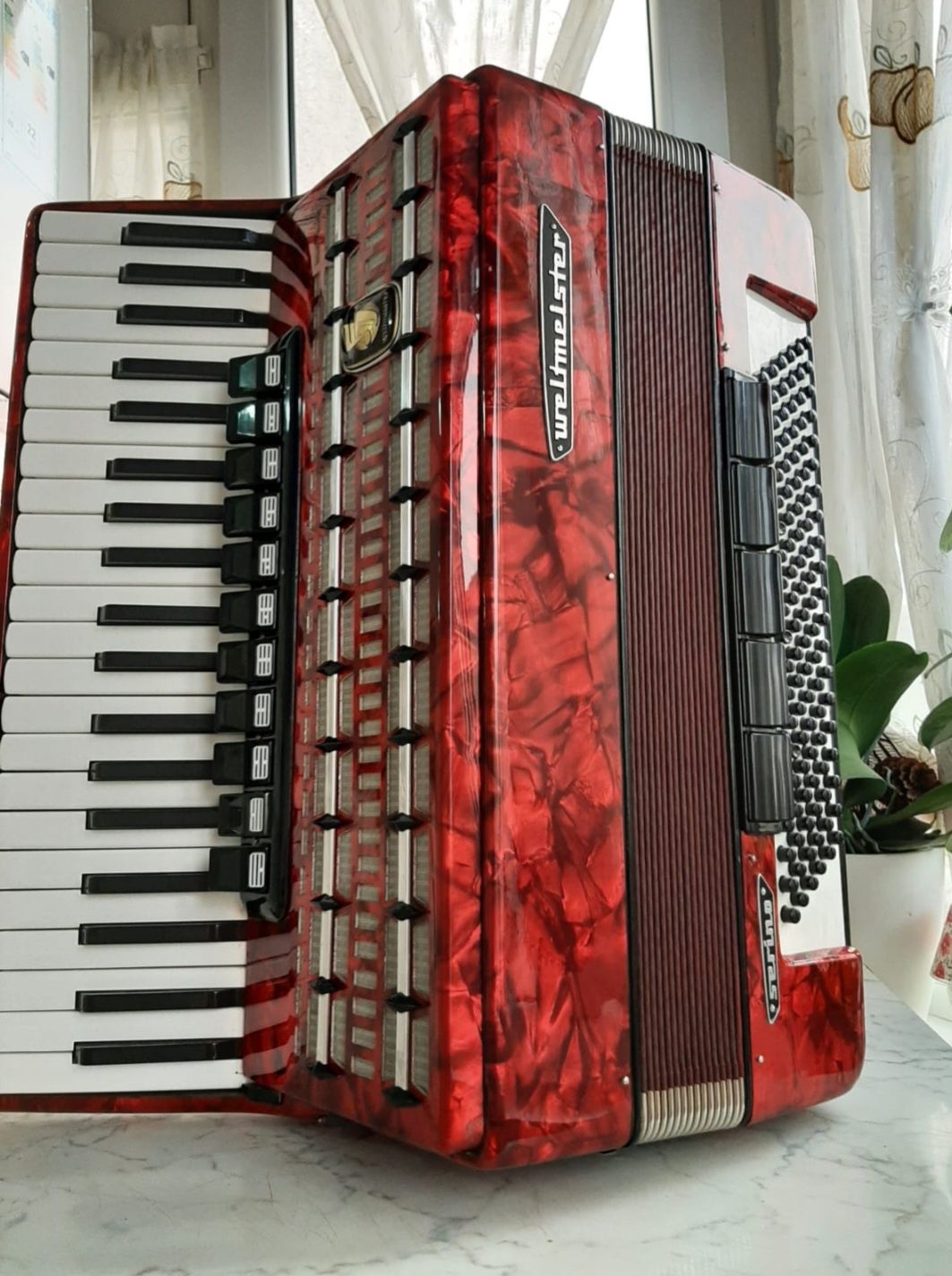 Vând acordeon Weltmeister Serino