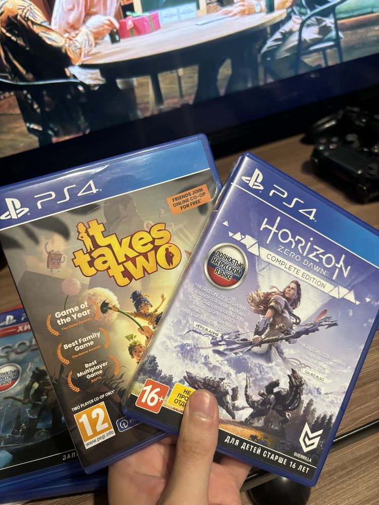 Продаю PlayStation 4 два джойстика