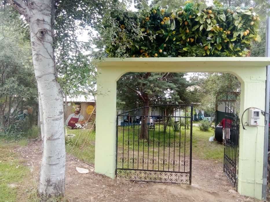 Място с бунгало и веранда с баня и кухня в Кариани- 2800 евро/годишно.