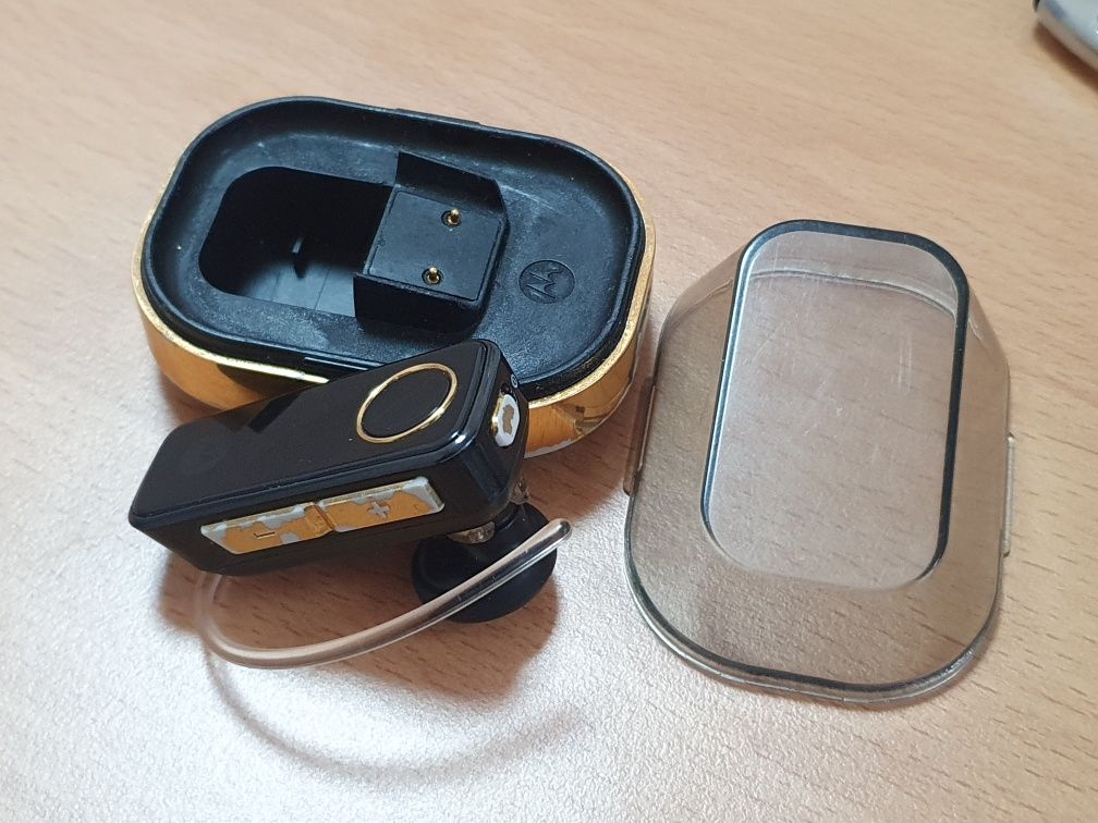 Bluetooth наушник от Motorola Razr V3i Gold