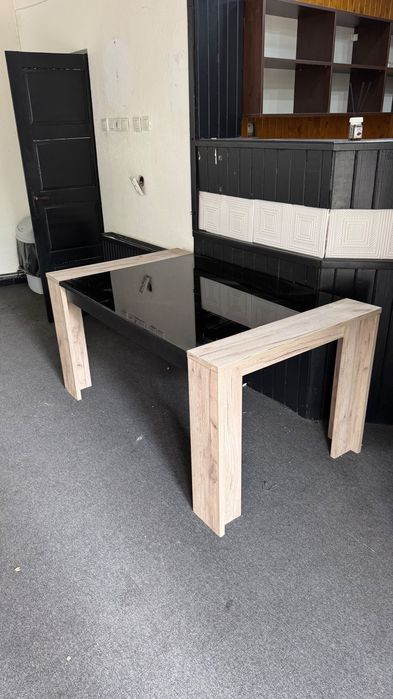 Vând Masă Casă sau Spațiu Comercial