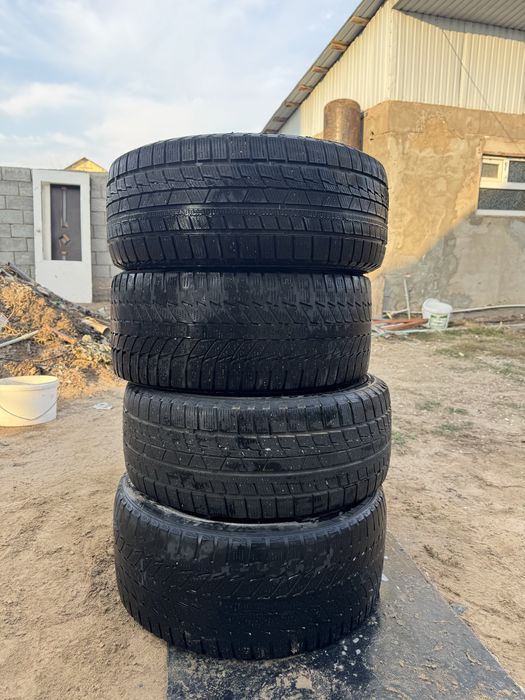 Продаются зимние шины Triangle 235/45 R17