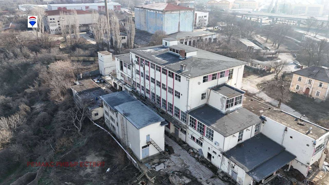 Продава се Промишлена сграда в Русе, Тракцията - 4085 кв.м за 1009 €/кв.м - Снимка #4