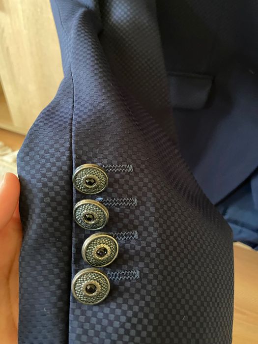 Мъжки костюми в тъмно син