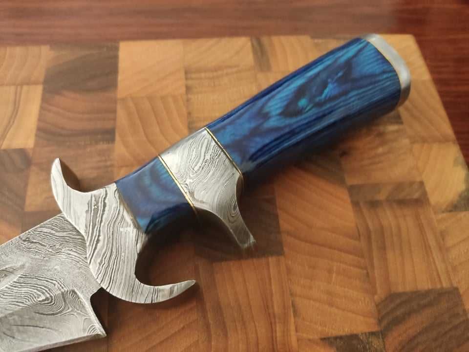 Нож ръчна изработка от дамаска стомана с кожена кания