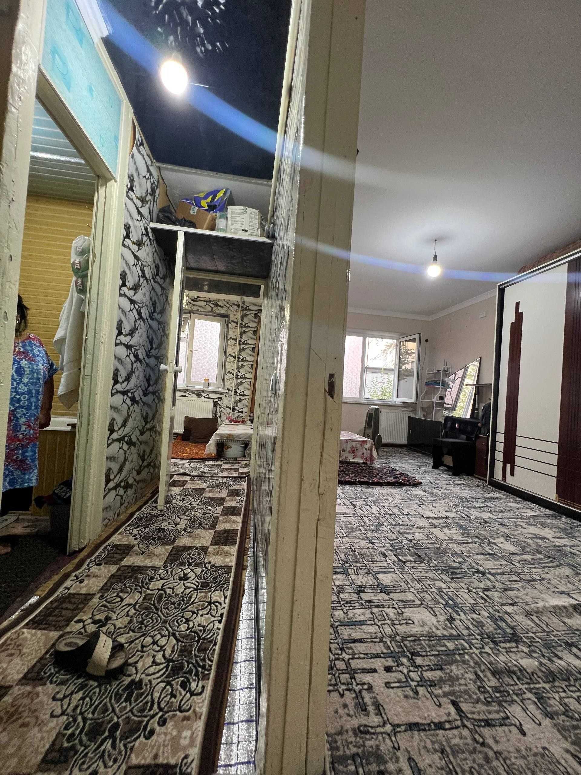 Катта йулнинг буйида 1 хонали квартира сотилади