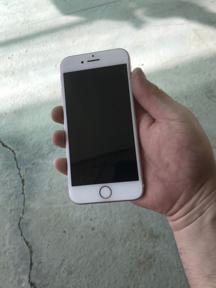 Iphone 7 Zapchastga sotiladi. Ne rabotaet