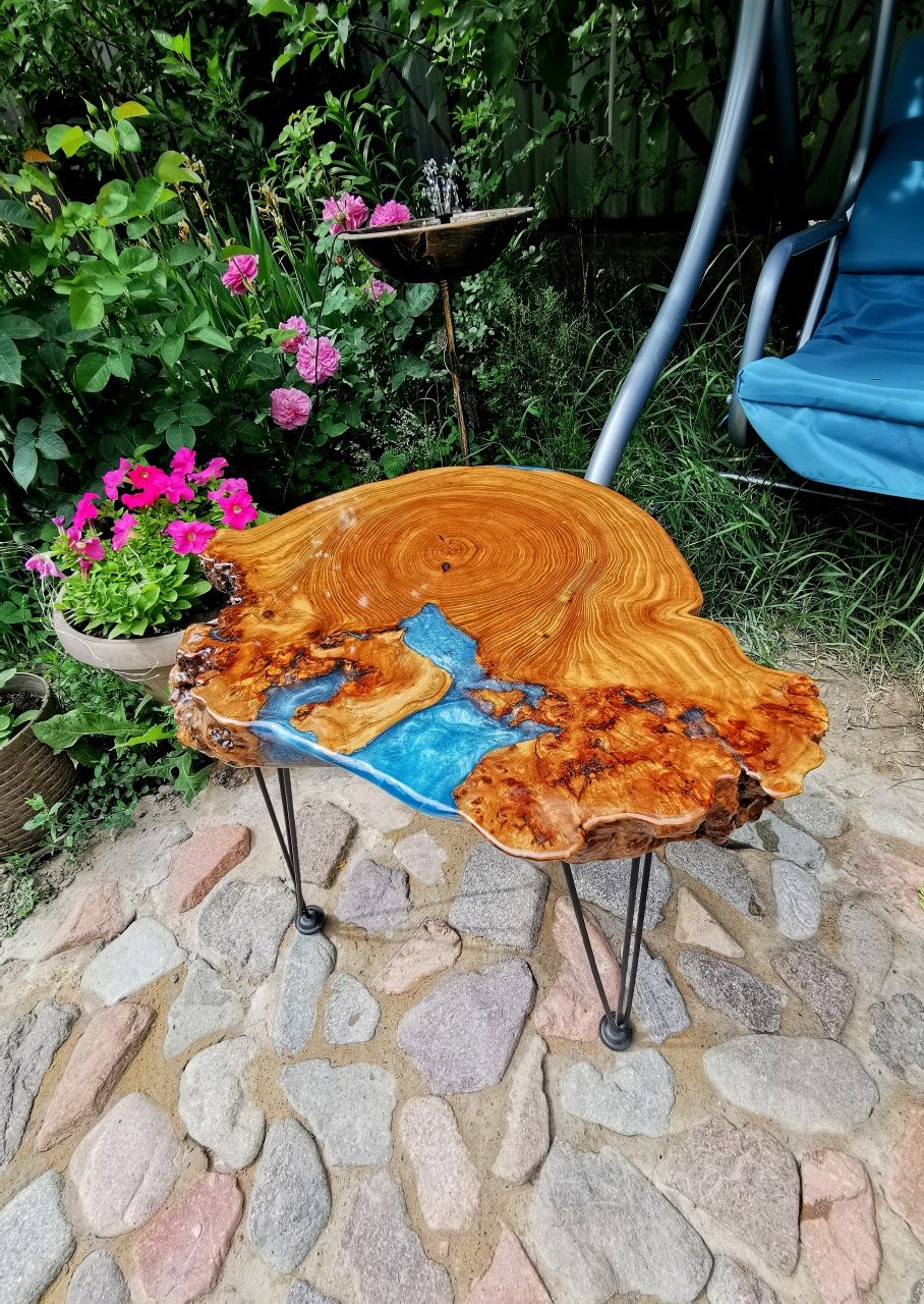 Стол из натурального дерева