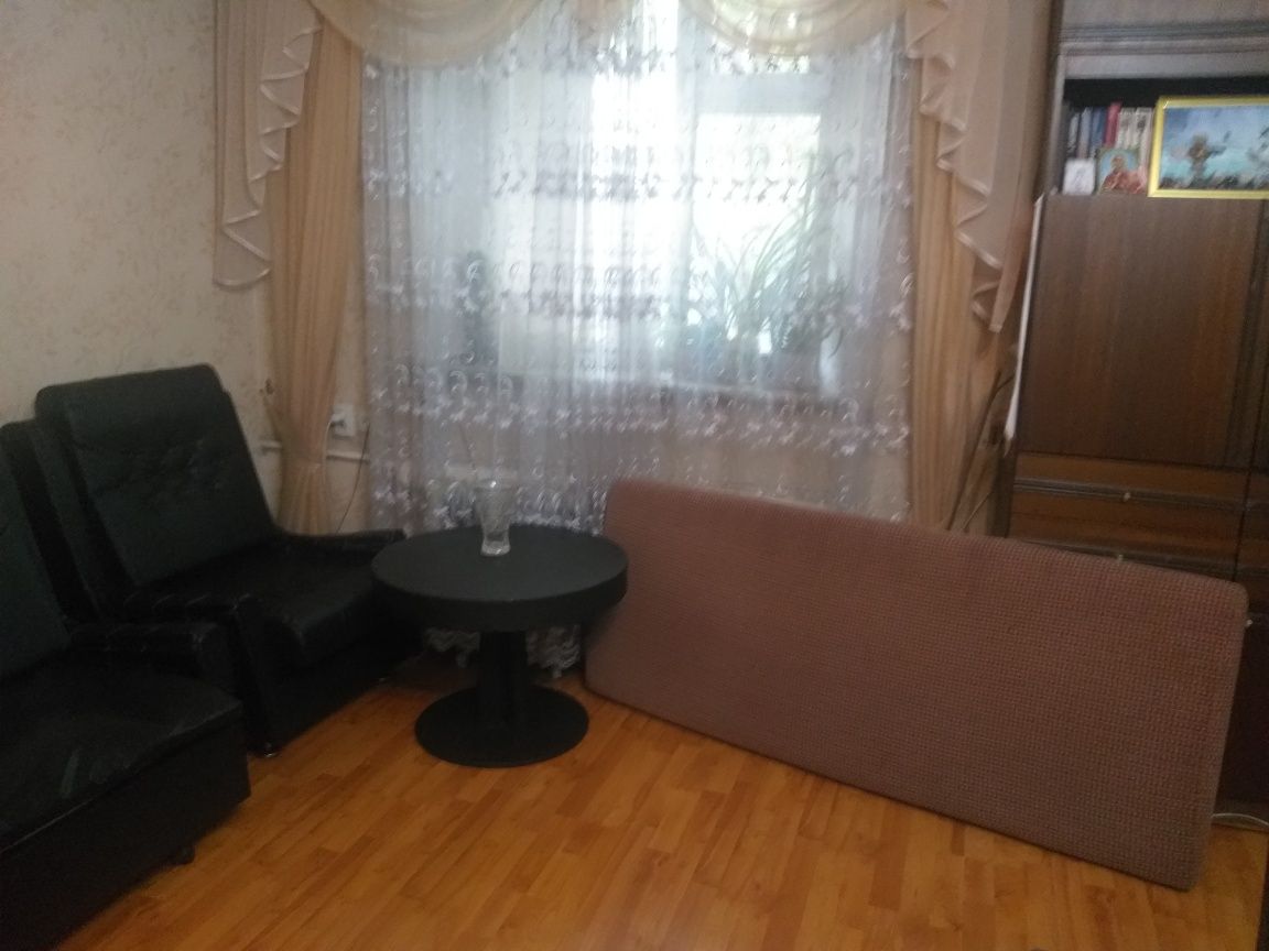 Продаётся диван с креслами, столик, матрас, 4 покрывала.