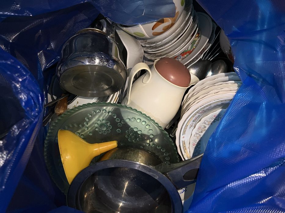 разная посуда, стаканы, тарелки и тд