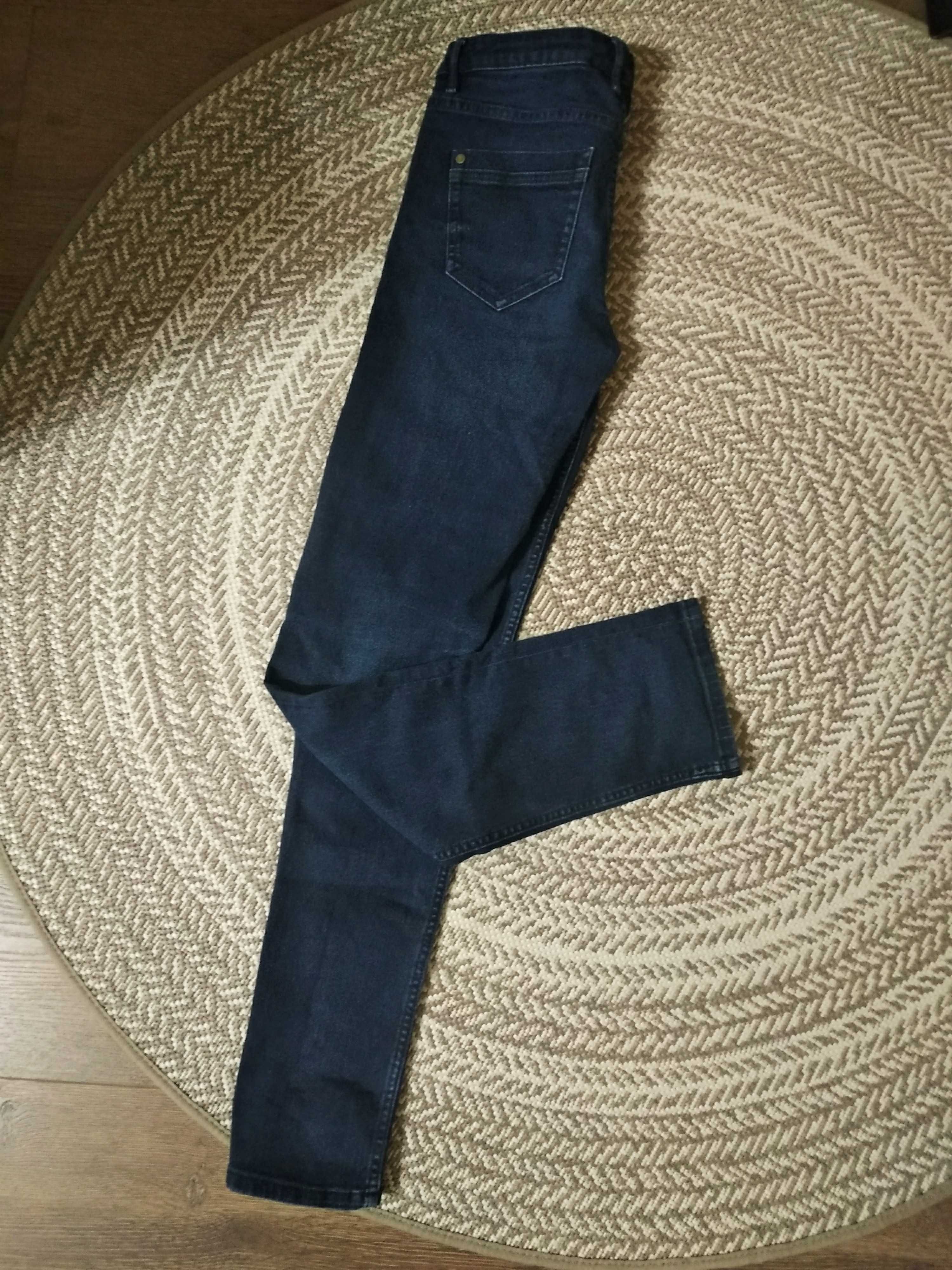 Няколко чифта дънки, панталон и долнище