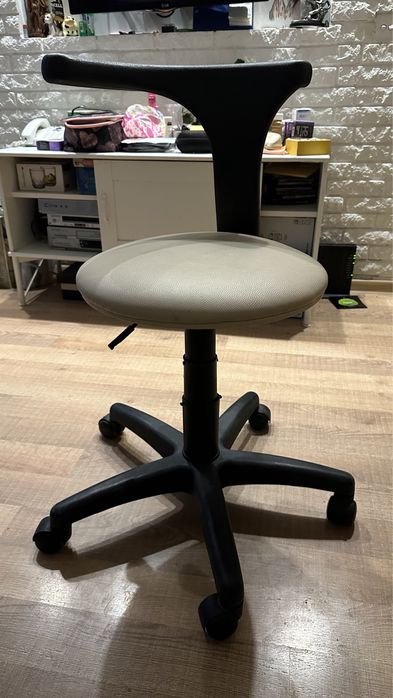 Стул офисный на колесах