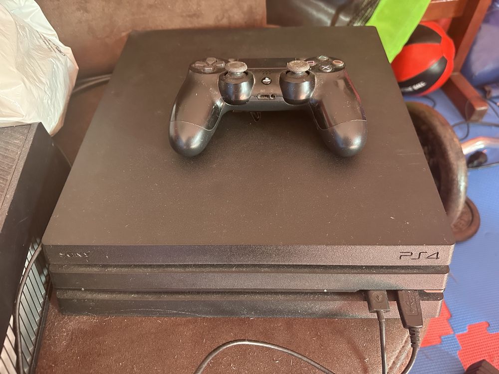 Playstation 4 pro 1tb cu 1 controllere, stare perfectă