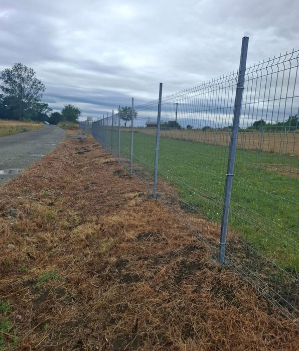 Vând garduri din plasa bordurata cu fundație sau pilon de beton