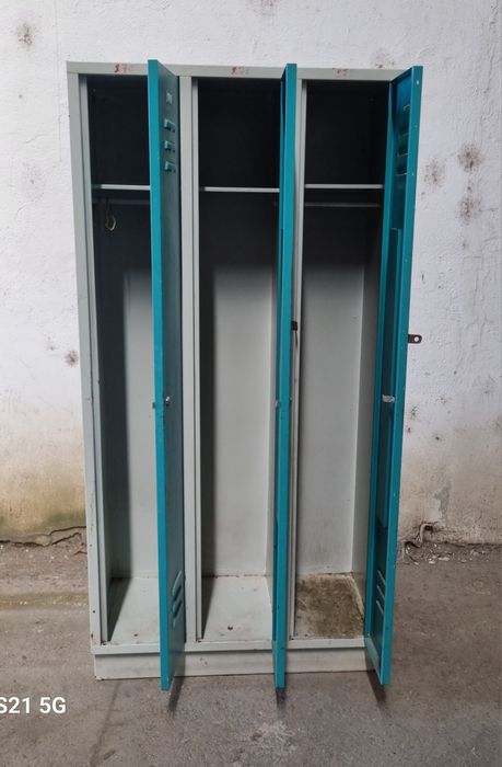 Vând Dulap vestiar 3 uși