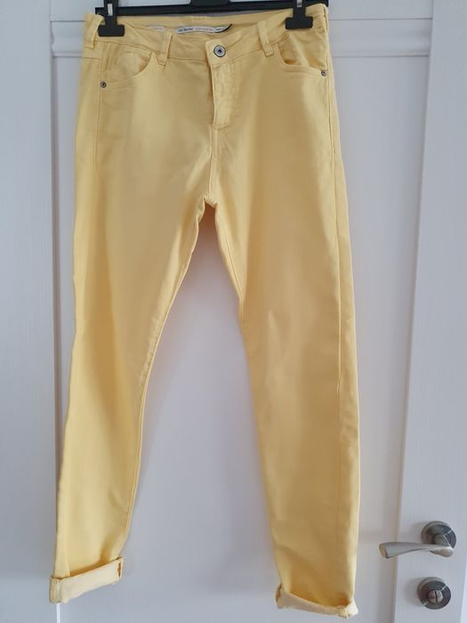 Vand blugi de la firma Zara si Berska marimea 38 ,M