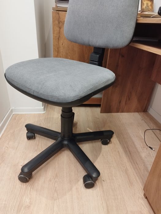 Vând scaun de birou stofa gri