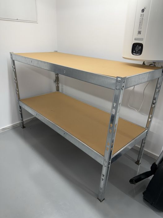 Метален стелаж с плоскости от талашит