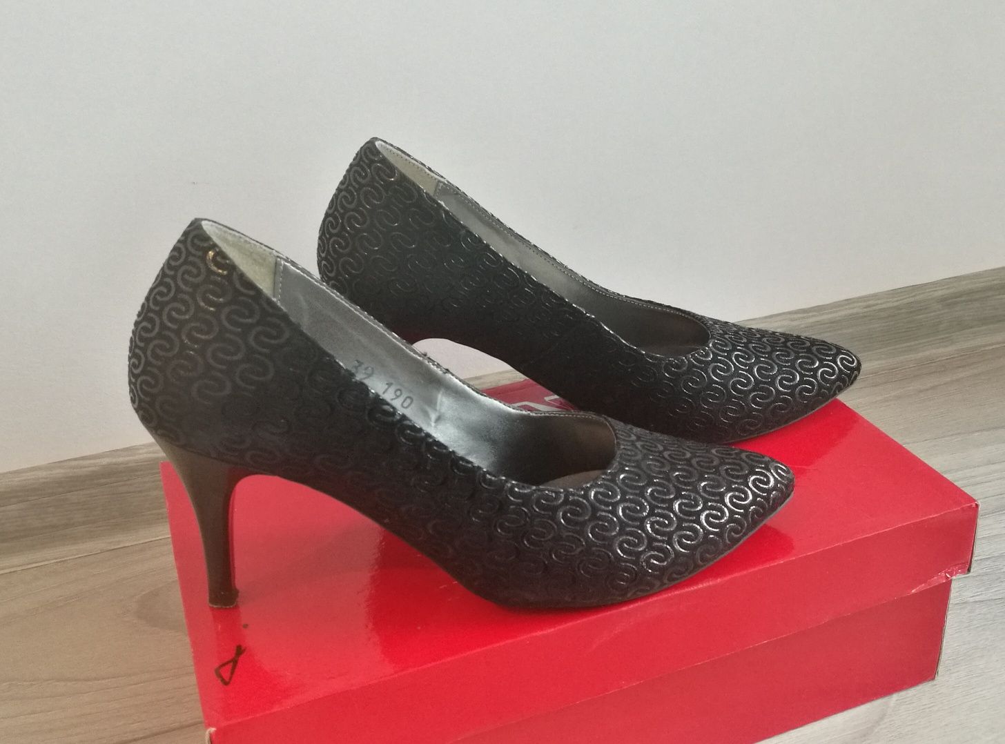 Pantofi cu toc, nr 39 (piele si piele intoarsa)