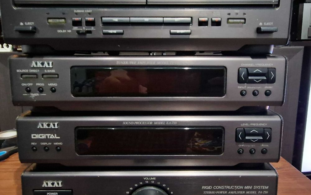Minisistem audio AKAI 750 defect