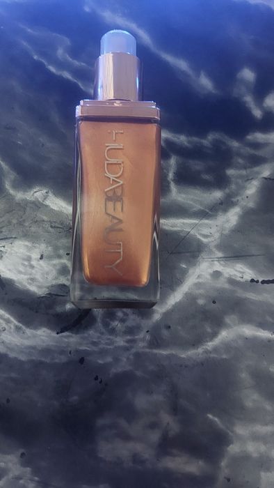Vând iluminator fata cu corp Hudabeauty