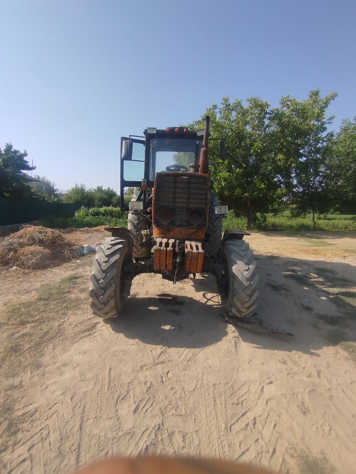 Yumizi traktor sotiladi