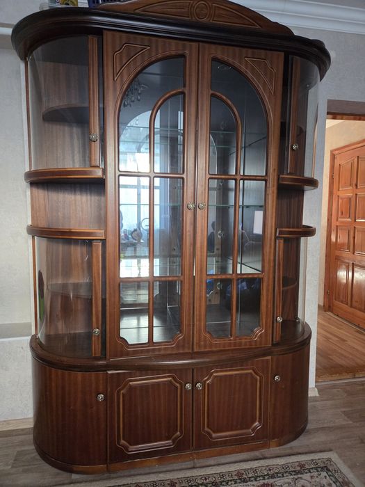 Продам сервант. Б/у, в хорошим состоянии.