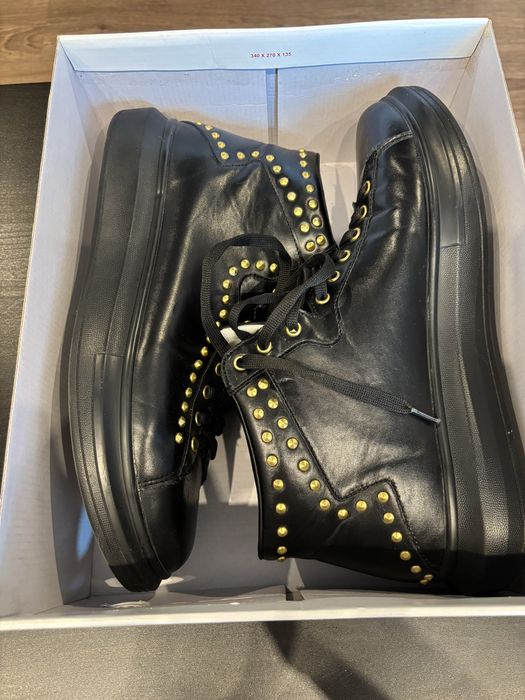 Adidasi guess purtati de mai multe ori