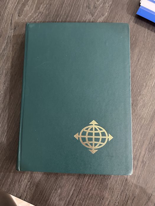 JG111. Класьор с 640 пощенски марки на тема  “ Спорт “