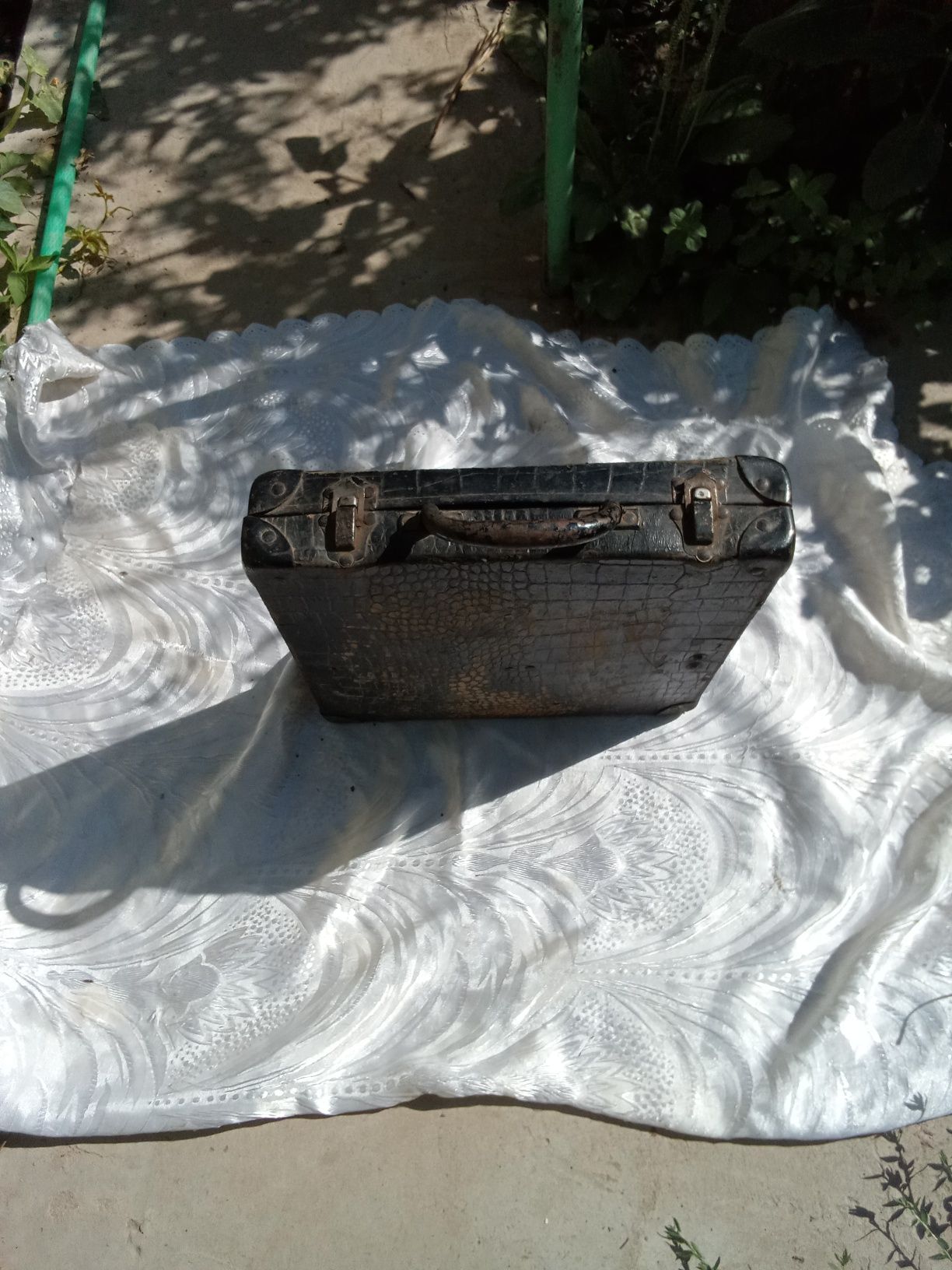 Старинный чемоданчик для пластинок.