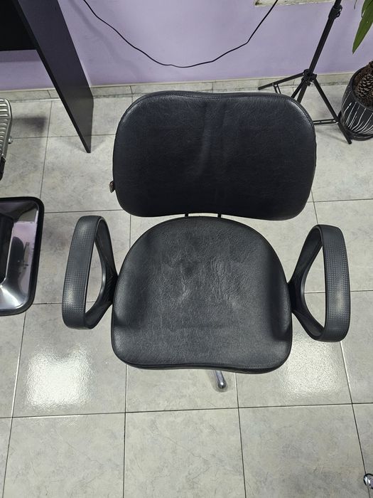 Фризьорски стол в черно