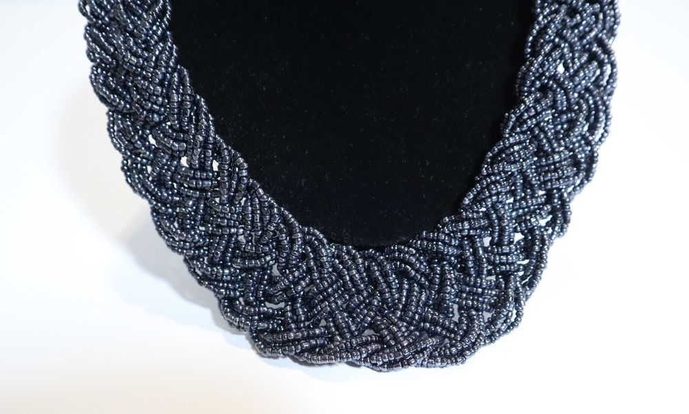 Colier modern din siruri impletite din margele gri metalizat