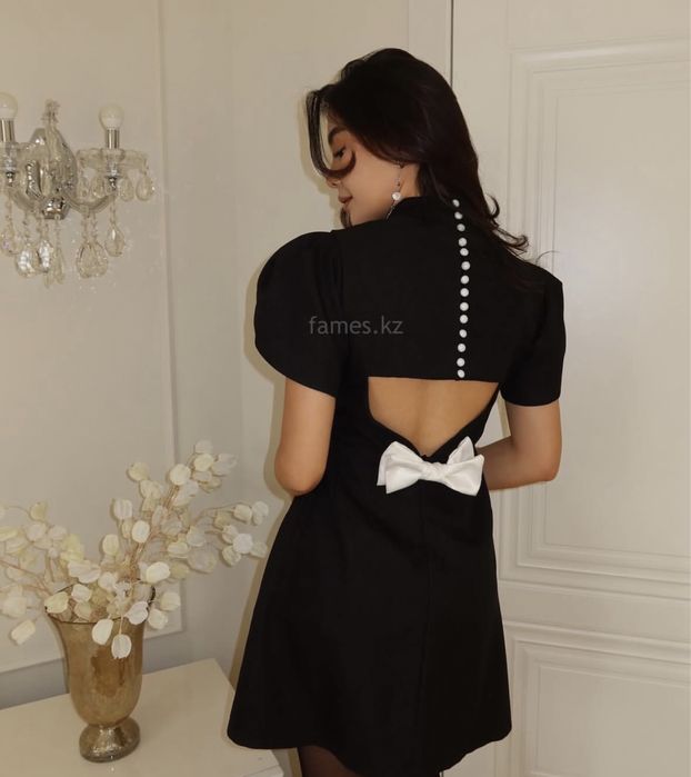 Мини платье с открытой спиной с бантиком