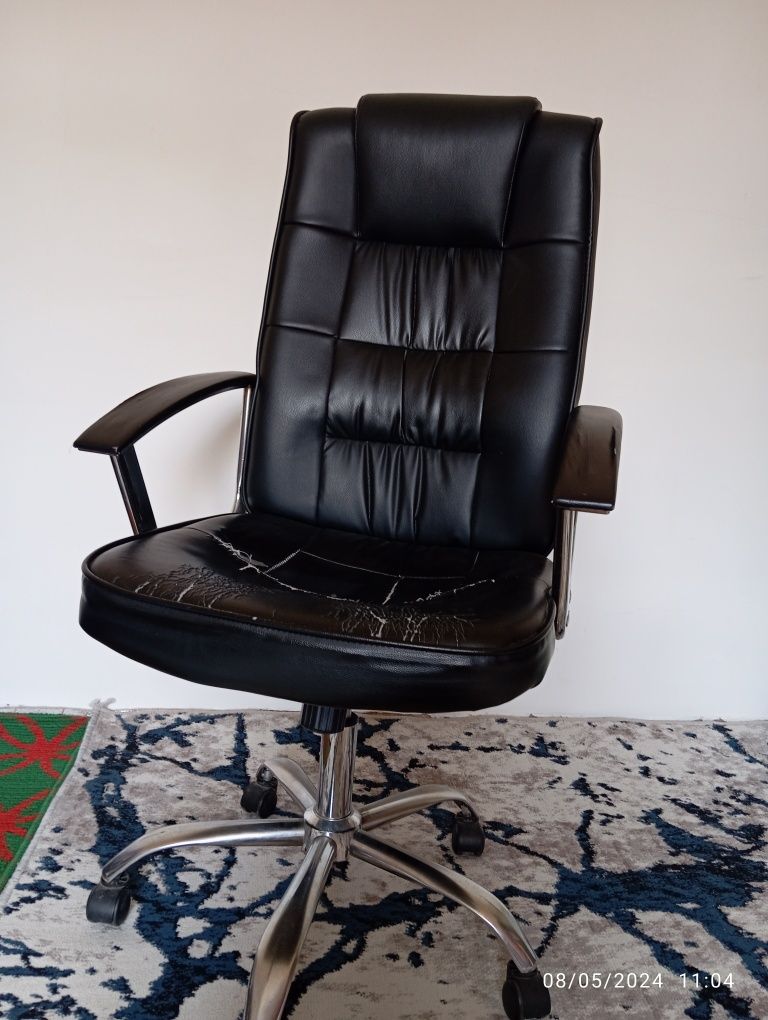 Офис кресло ишлатилган факат кожасида дефекты бор Хамма жойи Иллидан.