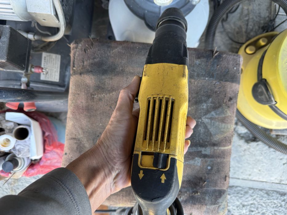 * DeWalt оригинальный перфоратор (требуется ремонт)