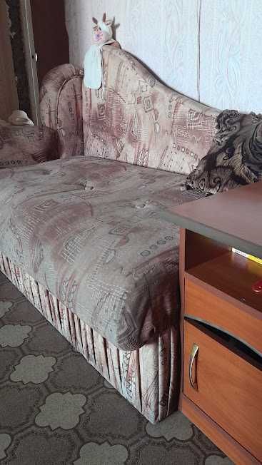Продам диван в прихожую.