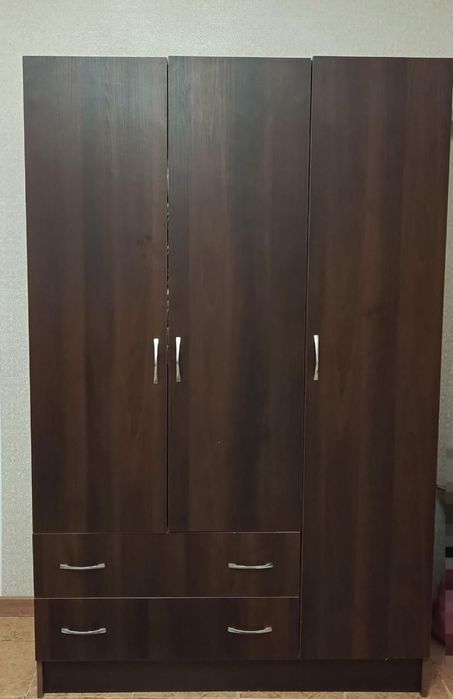 Продается трехстворчатый шкаф