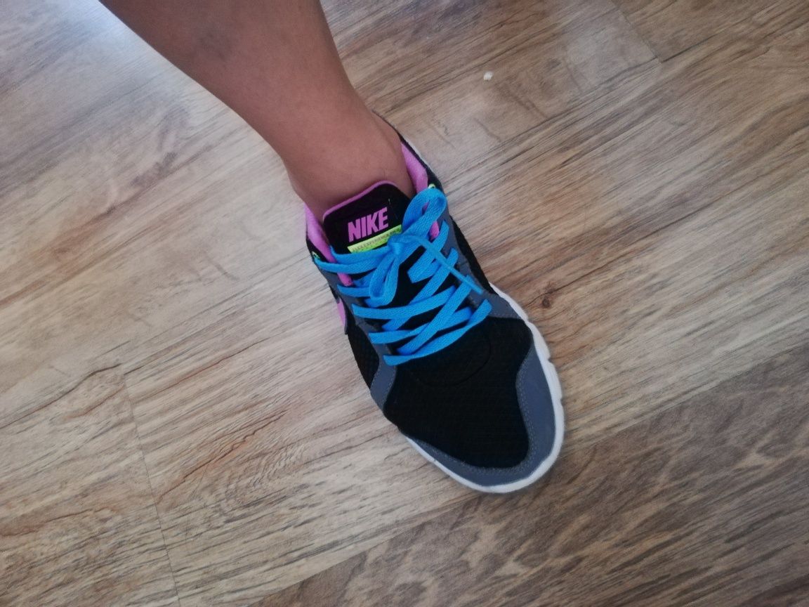Adidași Nike, mărimea 36